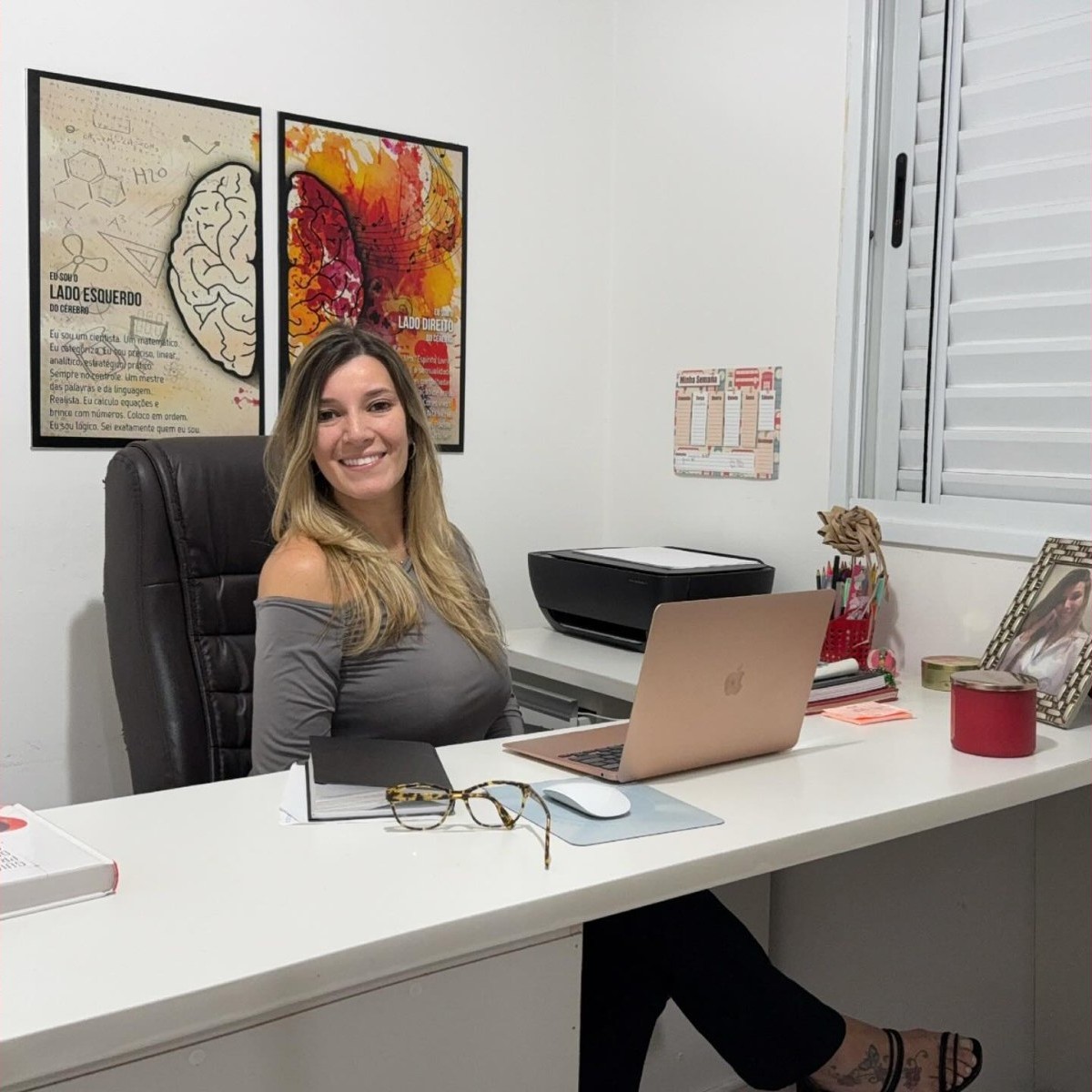 Bruna Ferreira, psicóloga clínica, em seu consultório